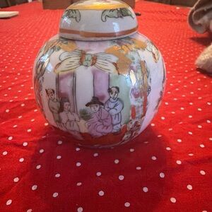 Antique Chinese hand painted rose familie medallion small ginger jar temple tea